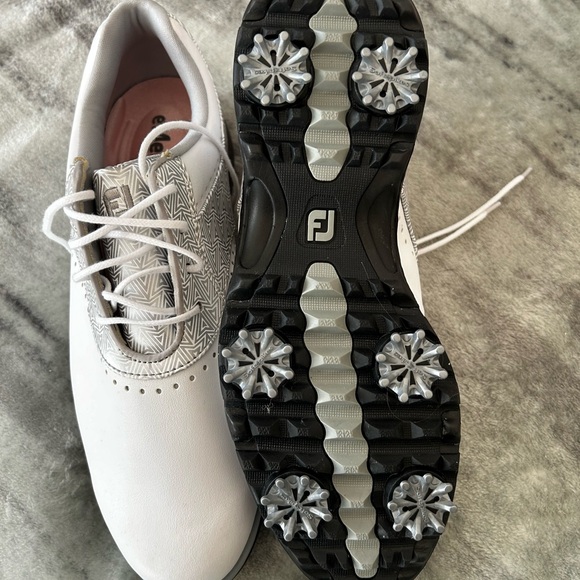 Women’s Golf Shoes - Picture 1 of 6
